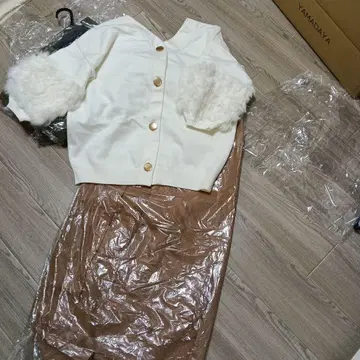 화이트 가디건과 브라운 팬츠 셋업 3세트