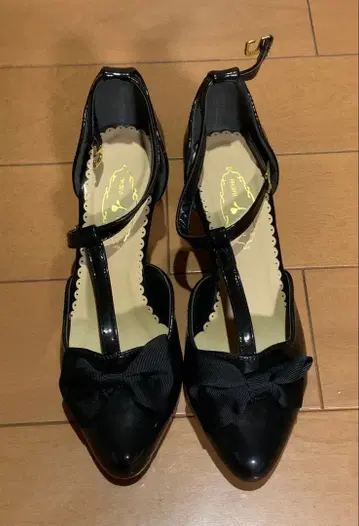 여성용 블랙 에나멜 리본 포함 T 스트랩 펌프스 22.5cm