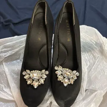 비쥬 장식 블랙 하이힐