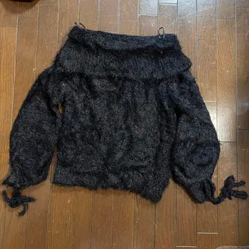 Lily Brown 블랙 오프숄더 니트