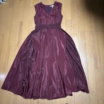 버건디 V넥 슬리브리스 드레스