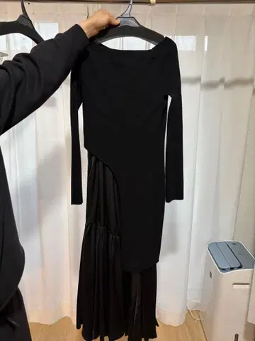 emmi 블랙 비대칭 원피스