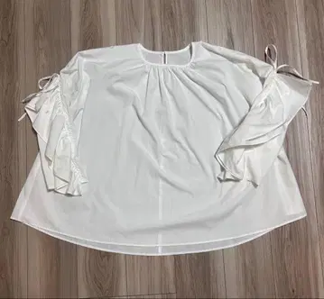 cen. 프릴 소매 화이트 블라우스