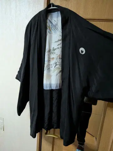 블랙 겉옷 안쪽 풍경화 디자인