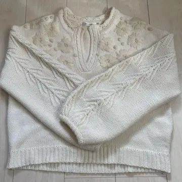 MOUSSY 아이보리 꽃무늬 자수 니트 스웨터