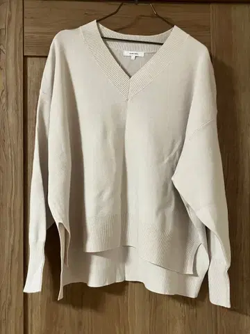 GLOBAL WORK 베이지 V넥 니트