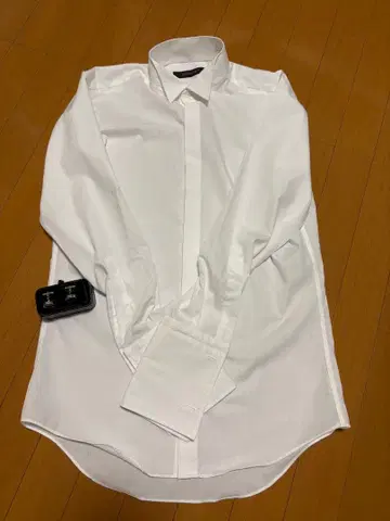 윙카라 셔츠와 커프스 단추 세트