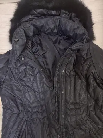 블랙 퍼가 달린 롱 다운 자켓