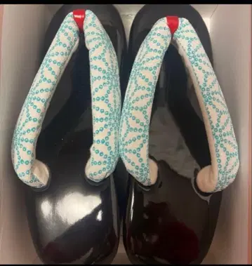 블랙 컬러 꽃무늬 자수 나비 디자인 조리