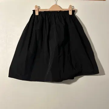 블랙 플레어 스커트 무릎 기장