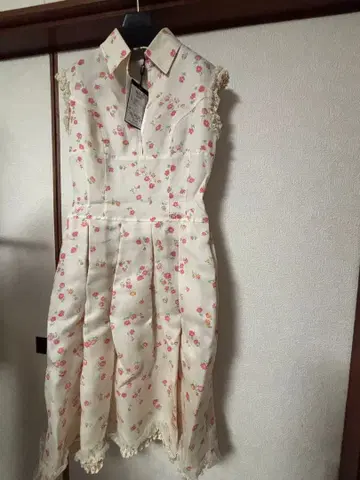 택 포함 꽃무늬 레이스 슬리브리스 드레스