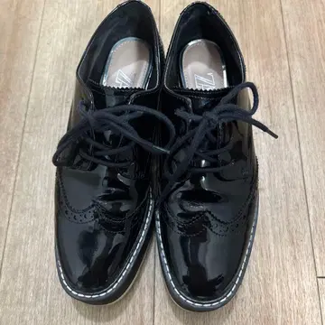 ZARA 에나멜 블랙 로퍼 통굽