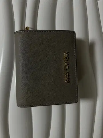 MICHAEL KORS 이단 접이식 지갑 그레이