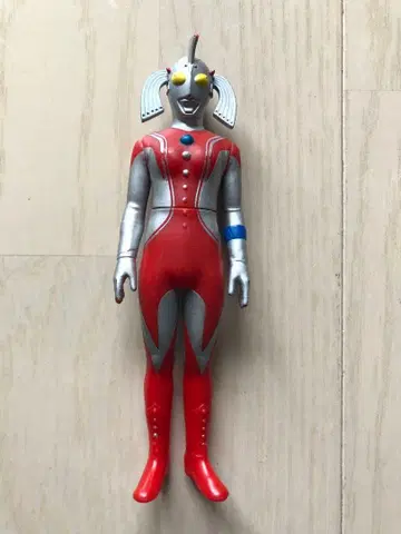 울트라맨 피규어 빨간색과 은색 약 15cm
