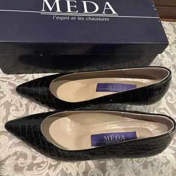 MEDA 악어 엠보싱 블랙 펌프스