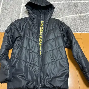 UNDER ARMOUR 후드 부착 다운 자켓