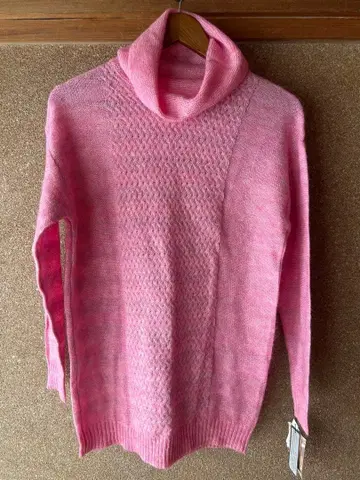 라인 핑크 터틀넥 니트