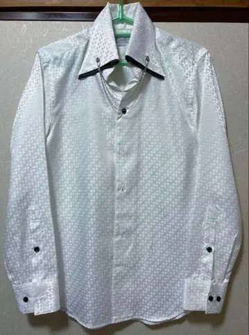 [멘티노라스] 광택 있는 화이트 긴팔 와이셔츠 M