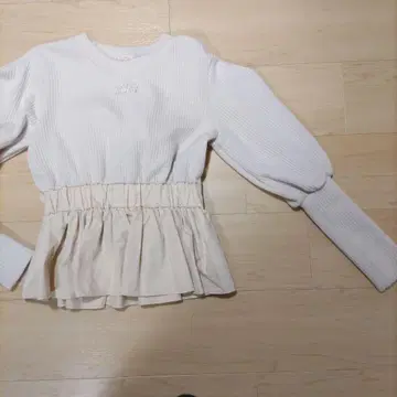 새상품급 릴릴리 리브 짜임 프릴 스웨터