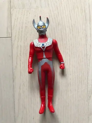 울트라맨 적은색 피규어