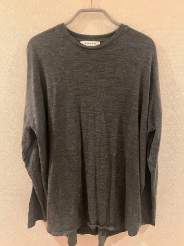 SACRA 다크 그레이 울 티셔츠