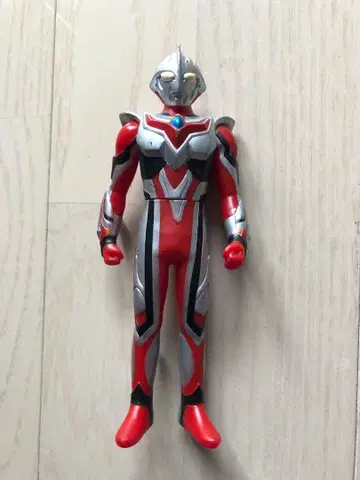 울트라맨 피규어 빨간색과 은색 약 15cm
