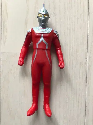 울트라맨 피규어 빨간색