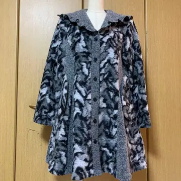 프릴 달린 후드 그레이 계열 롱 코트