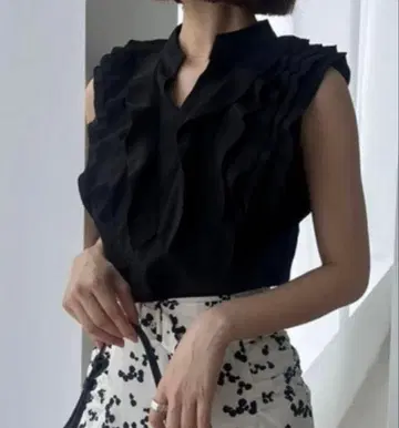 스나이델 스키퍼 슬리브리스 프릴 블라우스 SWFB234018