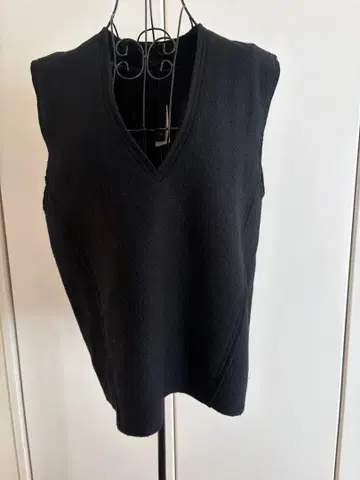 Aga 블랙 V넥 슬리브리스 베스트 야마다야