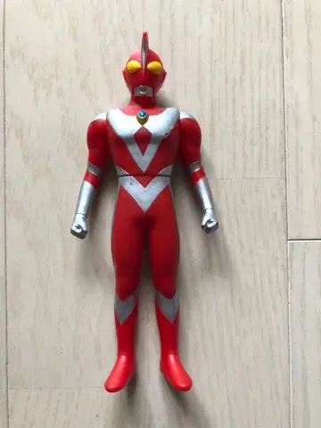 울트라맨 피규어 빨간색