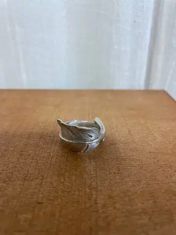 LARRY SMITH KAZEKIRI FEATHER RING 라리 스미스