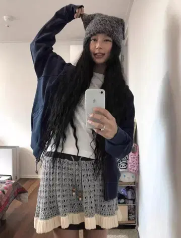 COYSEIO 플레어 스커트 그레이와 핑크의 레이스 편직