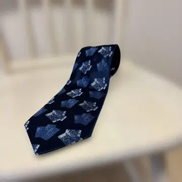 CANDA 네이비 기하학 패턴 넥타이