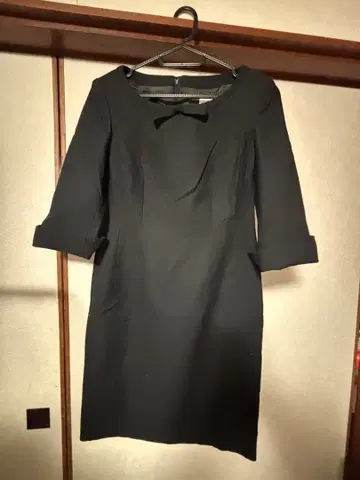 리본 포함 블랙 무릎 기장 원피스 7부 소매