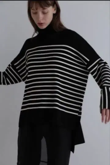 미사용 새상품 LE PHIL 보더 터틀넥 니트 블랙