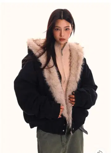 이번 시즌 최강! 후드 부착 블랙 퍼 자켓 보아 안감 y2k 한국 패션