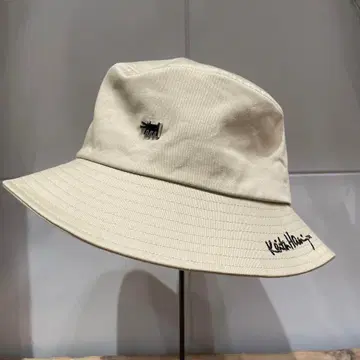 Keith Haring 키스 해링 메탈 로고 버킷 햇 베이지