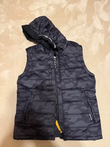 BURTLE 후드 부착 카모플라쥬 다운 베스트 L