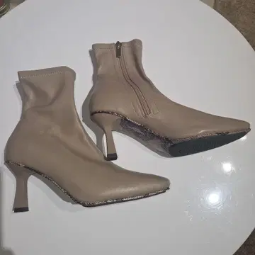 베이지 지퍼 달린 앵클부츠