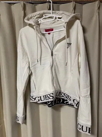 GUESS 후드 부착 화이트 후드티