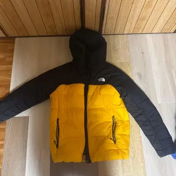 The North Face 후드 부착 다운 자켓 블랙/옐로우 컬러