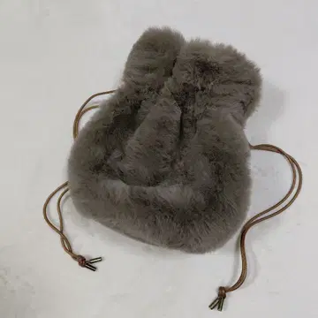 새상품급 CLOUDY 클라우디 에코 퍼 드로스트 숄더백 복조리