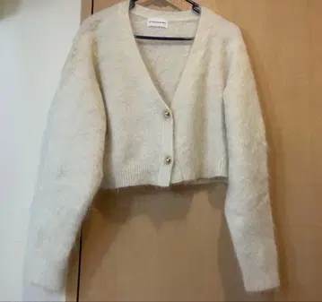 러브티크 봉봉 롤링 버튼 헤어리 니트 가디건