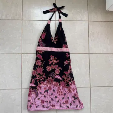 블랙과 핑크 꽃무늬 슬리브리스 원피스 발리