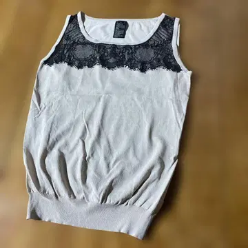 [ 미착용 ] Sov. 베이지 슬리브리스 레이스 상의