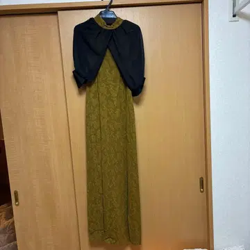 올리브 그린과 블랙의 드레스