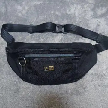NEW ERA 바디백 블랙 택 골드 뉴에라