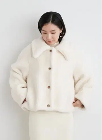 릴리 브라운 전개 숏 보아 코트