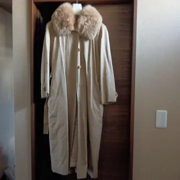 퍼 달린 베이지 롱 코트